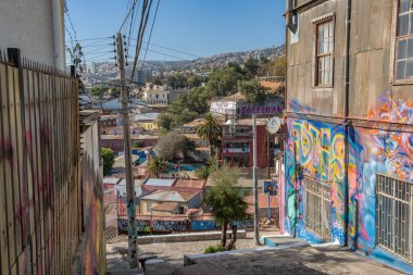 VALPARAISO, ŞİLİ-FEBRUARY 27, 2020: Valparaiso, Şili merkezindeki evlerin panoramik manzarası 