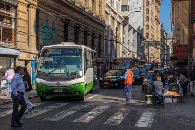 VALPARAISO, ŞİLİ-FEBRUARY 27, 2020: Sokak satıcıları ürünlerini eski Valparaiso, Şili 'de satıyorlar