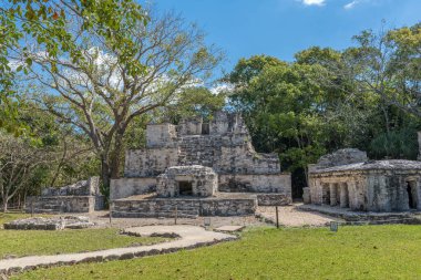 Muyil Arkeolojik Alanı, Quintana Roo, Meksika 'da antik Maya binası.