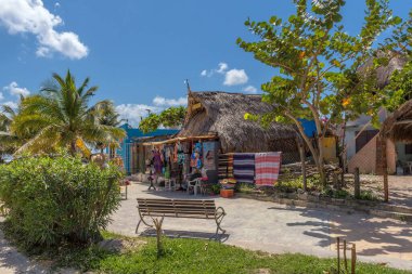 MAHAHUAL, MEXICO-MARCH 06, 2018: Çeşitli oroducts, Mahahual, Costa Maya, Meksika el yapımı hediyelik eşya standı