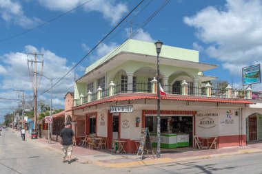 BACALAR, MEXICO-MARCH 07, 2018: Dükkanları ve restoranları olan ticari cadde, Bacalar, Quintana Roo, Meksika 