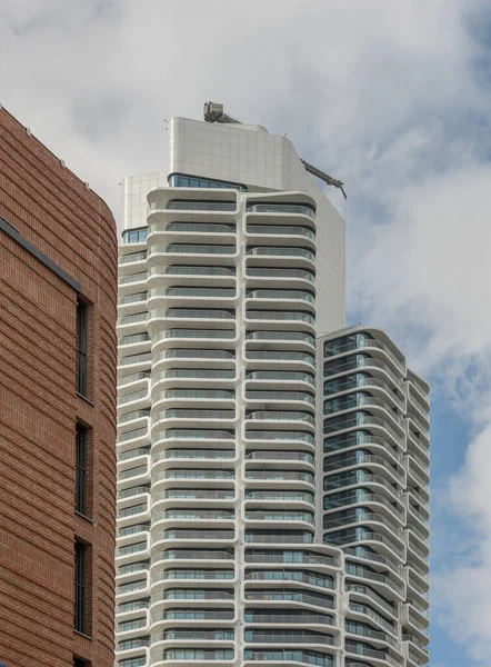 FRANKFURT AM MAIN, ALMANLIK 23 AĞUSTOS 2018: Grand Tower yerleşim gökdeleni, Frankfurt am Main, Almanya