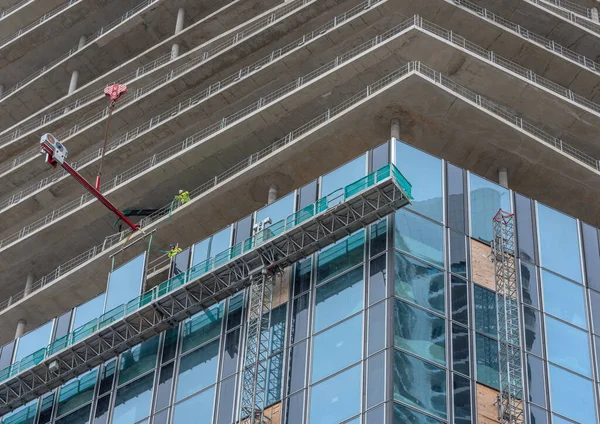 Frankfurt Main 2021 프랑크푸르트 마인의 건물에 창문을 설치하는 노동자 — 스톡 사진