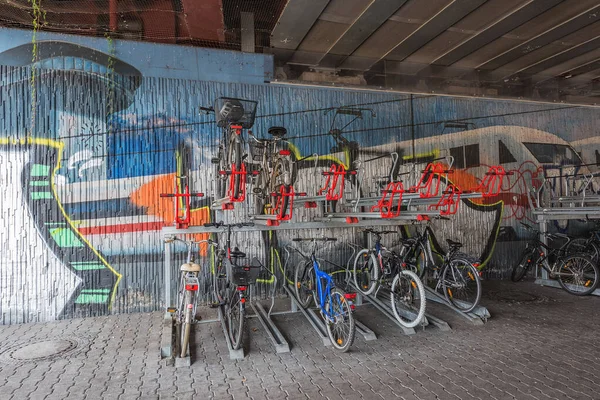 Франкфурт Майн Германия Августа 2021 Велосипеды Велосипедной Стойке Перед Стеной — стоковое фото