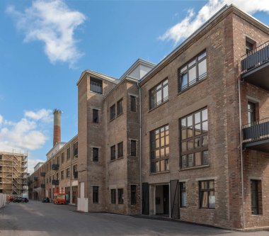 HATTERSHEIM AM MAIN, ALMANY-EPTEMBER 19, 2021: eski bir fabrika alanının dairelere dönüştürülüp restore edilmesi