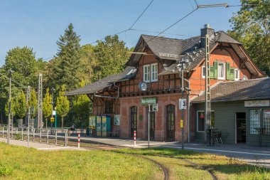 NEU-ISENBURG, GERMANY-EPTEMBER 24, 2021: Neu Isenburg, Almanya 'daki eski Waldbahn' ın tramvay durağı 