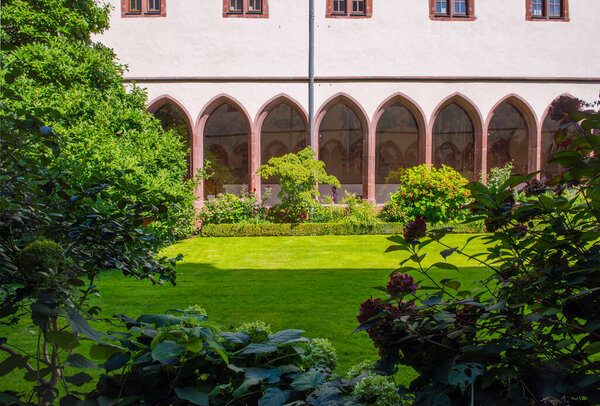 ФРАНКФУРТ-АМ-МАЙН, ГЕРМАНИЯ-АВГУСТ 07, 2025: Обитель и сад монастыря Кармелитов, Франкфурт, Германия
