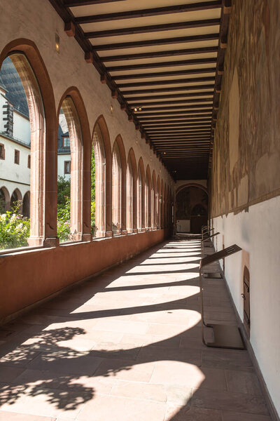 ФРАНКФУРТ-АМ-МАЙН, ГЕРМАНИЯ-АВГУСТ 07, 2025: Обитель и сад монастыря Кармелитов, Франкфурт, Германия