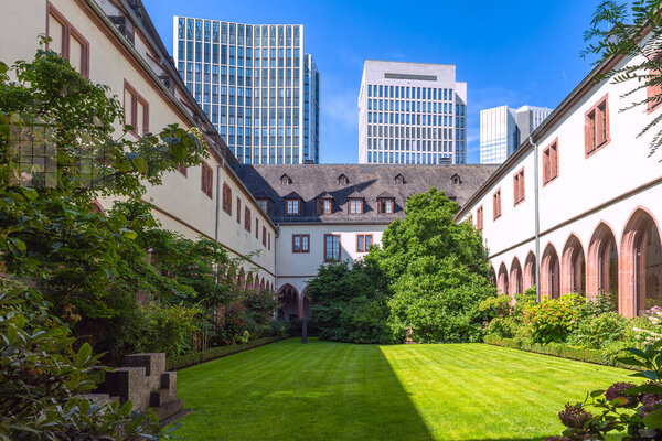 ФРАНКФУРТ-АМ-МАЙН, ГЕРМАНИЯ-АВГУСТ 07, 2025: Обитель и сад монастыря Кармелитов, Франкфурт, Германия