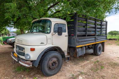 OTJIWARONGO, NAMIBIA-JANUARY 03, 2024: Namibya 'daki bir çiftlikte eski Mercedes-Benz 911 kamyonu