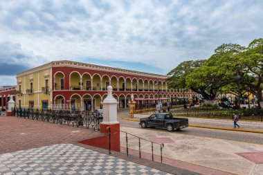 CAMPECHE, MEXICO-MARCH 13, 2018: Campeche, Meksika 'daki Independence Park' ta bilinmeyen kişiler