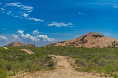 Kuzey Namibya 'da çakıl tali yolu