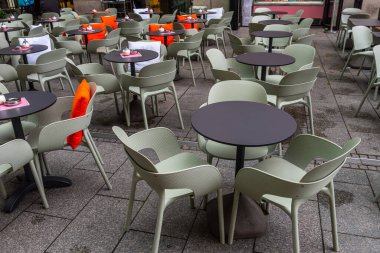 Almanya 'da bir sokak restoranında veya kafede masa ve sandalyeler