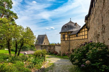 KRONBERG IM TAUNUS, ALMANY-AĞUSTOS 06, 2025: Taunus bölgesindeki Ortaçağ şatosu kompleksi Kronberg, Hesse, Almanya