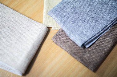 Kahverengi kumaşı ahşap masaya koyun..