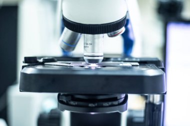 Laboratuvar ekipmanları analizinde mikroskop tıbbi sceince.