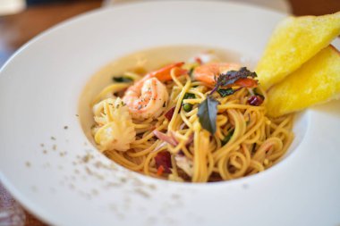 Makarnayı resterant ile beyaz tabağa koy..