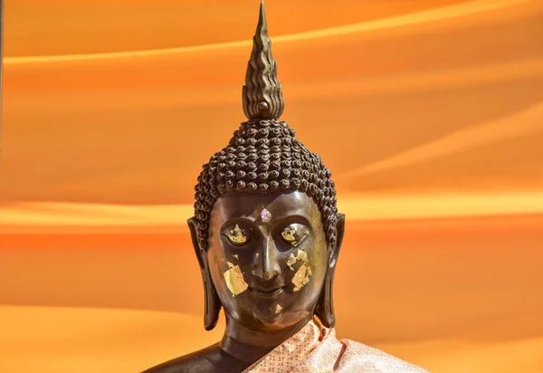 Buddha Statue Auf Gelbem Hintergrund — Stockfoto