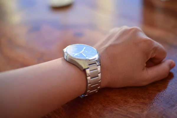 Zakenman Kijkt Zijn Horloge Houten Tafel — Stockfoto