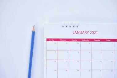 Planlama kavramında beyaz masadaki beyaz takvim.