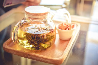 Arka planda bir fincan çay zamanı.