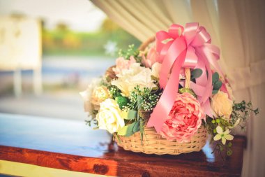 Çiçeklerin doğa arka planını kapat.