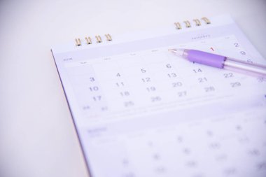 Planlamada bulanık takvim. Mor ton.