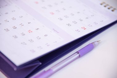 Planlamada bulanık takvim. Mor ton.