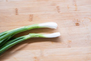 Taze taze soğan vajinası aşçılık konseptinde.