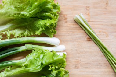 Taze taze soğan vajinası aşçılık konseptinde.