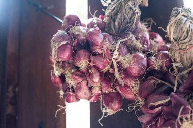 Pişirme konseptinde kırmızı soğanı kapat.