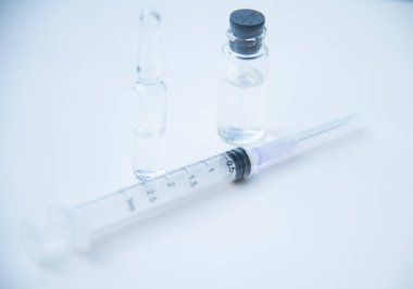 Şişe aşısı sıvısı covid-19 tıp bilimi konsepti.