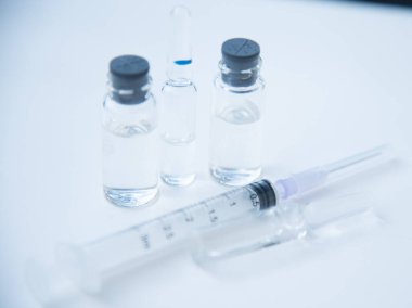 Şişe aşısı sıvısı covid-19 tıp bilimi konsepti.