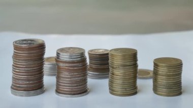 Bozuk paraları makro mercekle kapat.