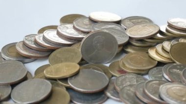 Bozuk paraları makro mercekle kapat.