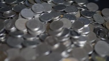 Bozuk paraları makro mercekle kapat.