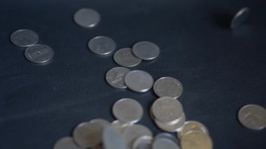 Bozuk paraları makro mercekle kapat.