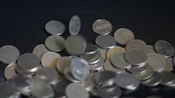 매크로 렌즈로 동전을 클로즈업 — 비디오