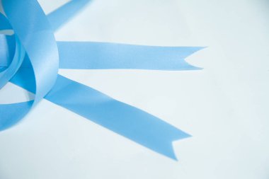 Beyaz arkaplanda mavi kurdeleyi kapat.