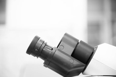 Mikroskobu laboratuvar monotonluğunda kapat.