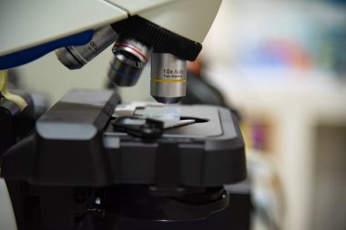 Laboratuvarda mikroskop ve bulanık bir geçmişi var. Laboratuvar konsepti..