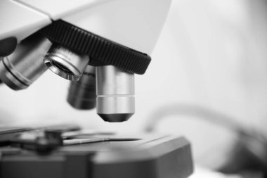 Mikroskobu laboratuvar monotonluğunda kapat.