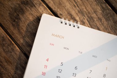 Planlama kavramında ahşap masada bulanık takvim.