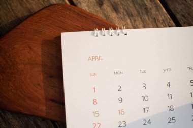 Planlama kavramında ahşap masada bulanık takvim.