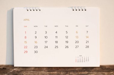 Planlama kavramında ahşap masada bulanık takvim.