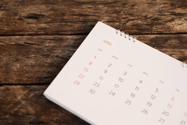 Planlama kavramında ahşap masada bulanık takvim.