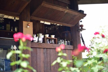 Şarap barına seçici odaklı şarap kadehi.