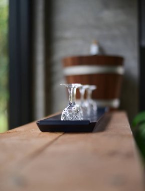 Şarap barına seçici odaklı şarap kadehi.