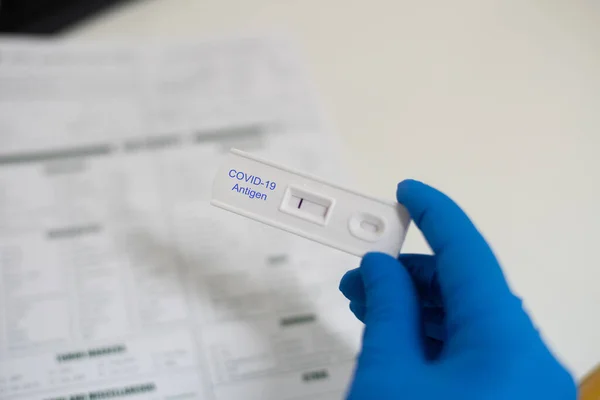 Test Rapide Dépistage Antigène Covid Négatif Test Dans Une Armoire — Photo