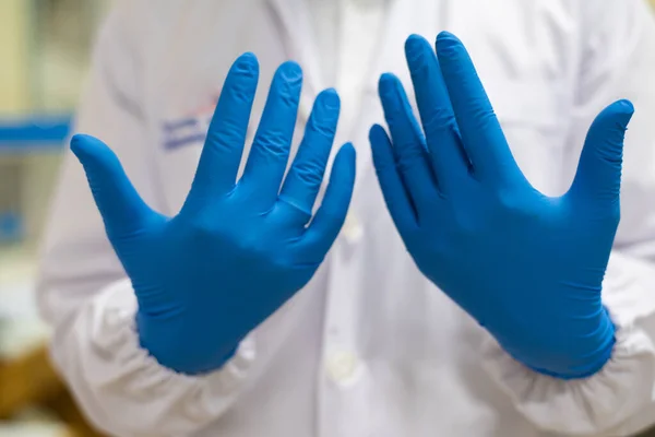Рука Ученого Синей Перчатке Лаборатории — стоковое фото